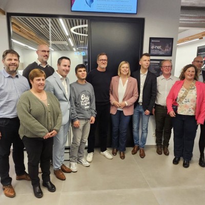 En visite d'entreprise chez e-net. à Floreffe avec Paul Magnette
